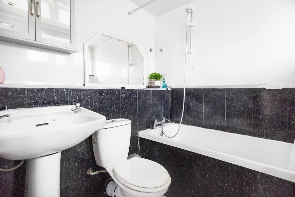 Entire 3 Bedroom House Near City Centre + Free Parking Манчестер Экстерьер фото